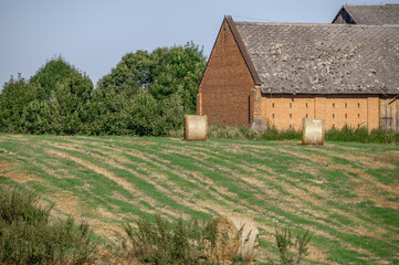 Benefits of Choosing a Pole Barn Builder